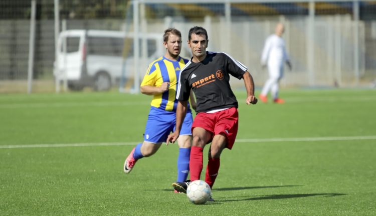 Bünyamin Kapakli (am Ball) erzielte gegen den AT Rodenkirchen das 1:0 für Esenshamm.