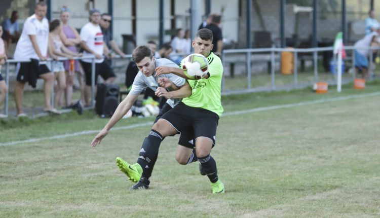Dominik Schwarting (rechts) erzielte das 2:0 für den ESV.