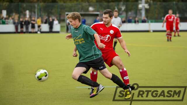 Marek von Atens (grüner Dress) hat zwar keinen Treffer erzielt, darf sich aber trotzdem über den Einzug seiner Mannschaft in die 3. Pokal-Runde freuen.