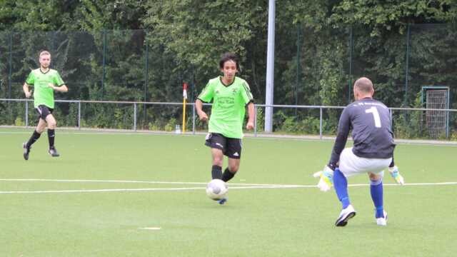 FCN-Keeper Sebastian Hülsmann kann in dieser Szene den dritten Gegentreffer verhindern.