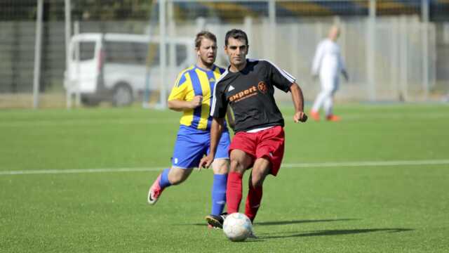 Bünyamin Kapakli (am Ball) erzielte gegen den AT Rodenkirchen das 1:0 für Esenshamm. Bünyamin Kapakli (am Ball) erzielte gegen den AT Rodenkirchen das 1:0 für Esenshamm.