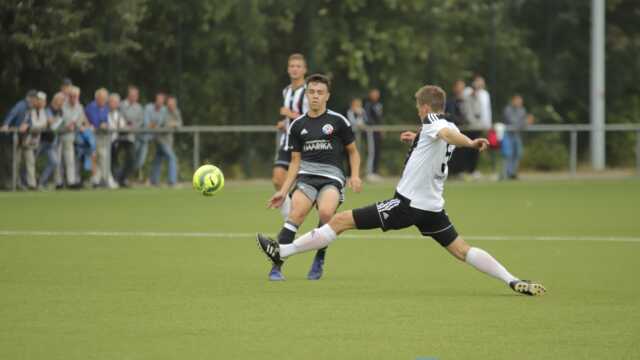 Jan-Luca Hedemann (links) erzielte das 3:1 für den 1. FC Nordenham gegen SW Oldenburg.