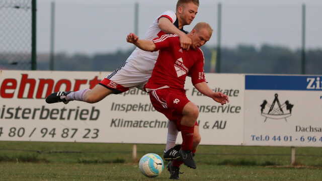 Paul Hemken (rotes Trikot) und Keno Bruns kämpfen um den Ball. Hemken erzielte 1 Tor in den 90 Minuten und traf auch im Elfmeterschießen. Paul Hemken (rotes Trikot) und Keno Bruns kämpfen um den Ball. Hemken erzielte 2 Tore in den 90 Minuten und traf auch im Elfmeterschießen.