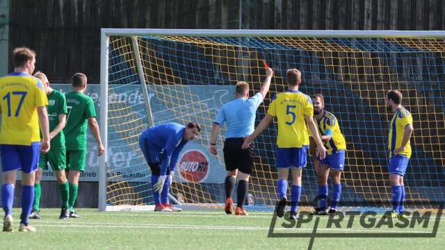 Die Schlüssel-Szene: Nach einem Handspiel auf der Torlinie sieht Jannek Penshorn die Rote Karte.