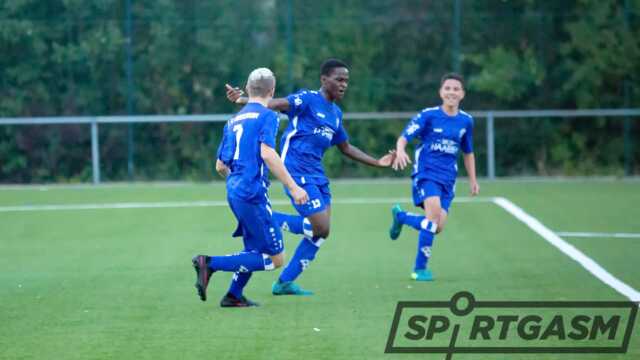 Ehivet Bienvenu Dirabou (Mitte) jubelt in dieser Szene über sein 1:0.