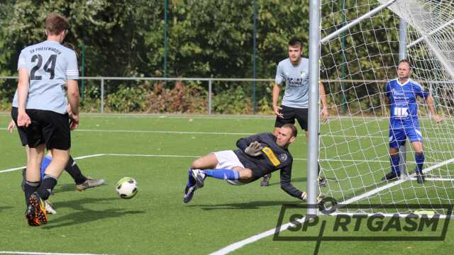In dieser Szene stand FCN-Keeper Sebastian Hülsmann einem Torerfolg gleich dreimal im Weg. Es war eine der ganz seltenen Torchancen im Stadt-Derby zwischen dem SVP und dem FCN II.