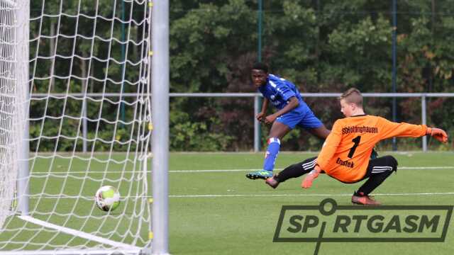 Ehivet Bienvenu Dirabou erzielt in dieser Szene das 3:0 für den 1. FC Nordenham.