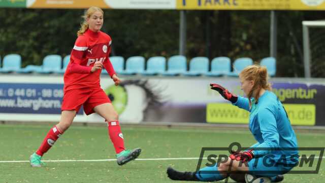 Sabrina Warns (rotes Trikot) erzielte das 3:0 für den SV Brake.
