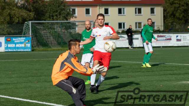 Marvin Seif (weißes Trikot) erzielte die ersten beiden Tore für den SVB gegen den TuS Elsfleth II.