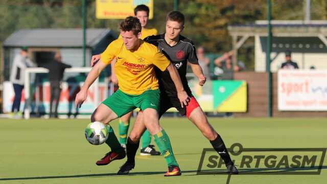 Niklas Budde (gelber Dress) erzielte gegen den FC Hude den Siegtreffer.