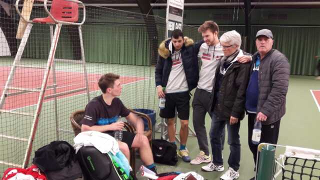 David Amend (links) nach dem Einzelsieg mit den Spielern Emanuel Radu, Lars Hibbeler und den Trainern Pavel Geldner und Andreas Walker.