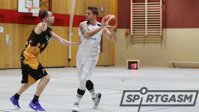 Der SV Nordenham um Daniel Pabel (weißer Dress) verlor sein Heimspiel gegen den Bürgerfelder TB II.