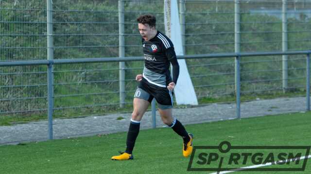 Jan-Luca Hedemann bejubelt seinen Treffer gegen den STV Wilhelmshaven.