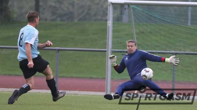 Das 1:0: Jürgen Wiese überwindet FCN-Keeper Rene Albers.