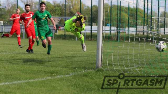Julian Hasemann rettete dem TSV Abbehausen durch seinen Treffer ein 1:1 gegen den Heidmühler FC. Kurz danach hätte Felix Schmid (grüner Dress) das 2:1 erzielen können.