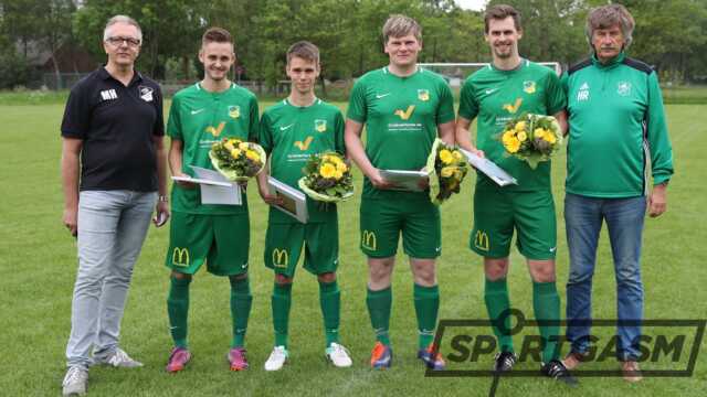 Mike Habbe (links) und Harald Renken (rechts) haben Fabian Milz (von links), Julian Milz, Normen Hartmann und Julian Hasemann verabschiedet.