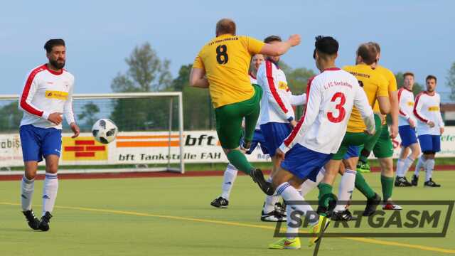 In dieser Szene trifft Thorben Müller zum 1:0 für den TSV Abbehausen II.