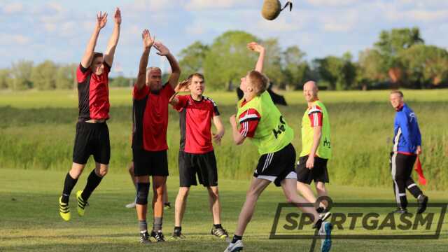 Mentzhausens Hauptfang (gelbes Trikot) lieferte ein starkes Spiel und sicherte damit seinem Team die wichtigen Punkte im Meisterschaftsrennen in der Bezirksklasse.