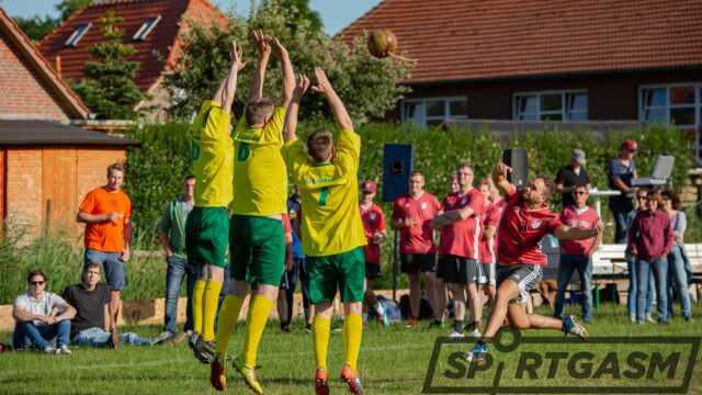 Viel Einsatz zeigten die Schleuderballteams am Freitagabend in Waddens
