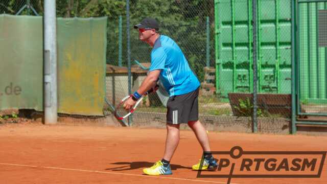 Marcel Koopmann (Foto) vom TC Stadland holte einen 2-Satz-Sieg gegen Jörg Kreikebohm vom SV Brake.