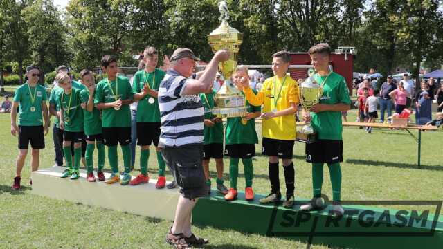 Winfried Nagel überreicht dem TuS Elsfleth den Wanderpokal.
