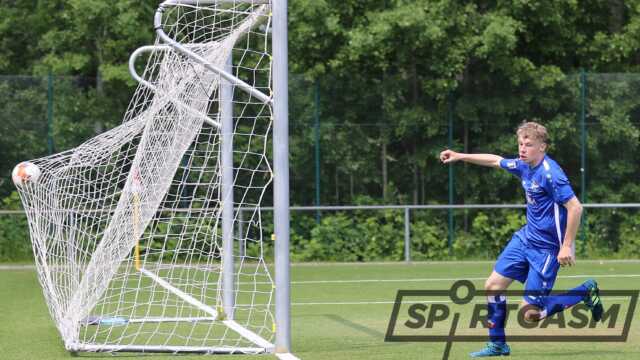 In dieser Szene erzielt Marvin Höpken das 1:0 für den 1. FC Nordenham.