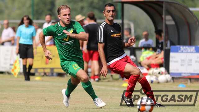Das letzte Pflichtspiel der Vereinsgeschichte: Am 28. Juli empfing Schwarz-Rot Esenshamm den TSV Abbehausen in der ersten Runde des Bezirkspokals. Die Mannschaft um Spieler-Trainer Bünyamin Kapakli (rechts) verlor die Partie knapp mit 2:3. Auf dem Esenshammer Sportplatz ruht nun der Ball.