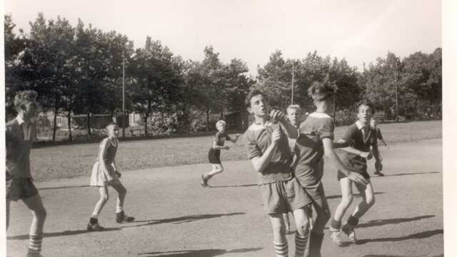 Fußball war für viele Kinder und Jugendliche das Größte. Fritz Frerichs fotografierte diese Szene in Abbehausen.