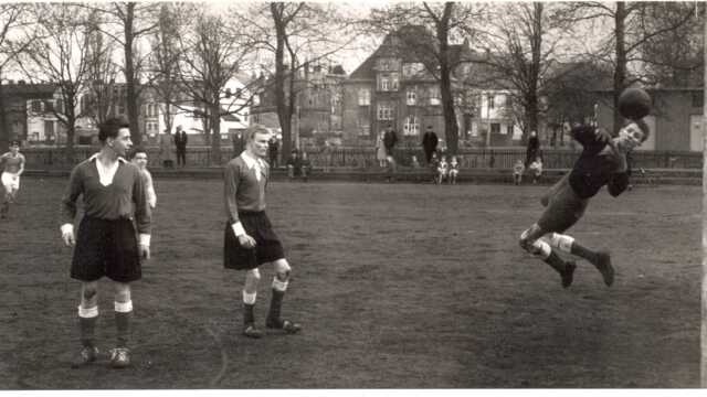 Bevor der Sportplatz am Plaatweg gebaut wurde, war der Platz an der Jahnstraße das Mekka der Nordenhamer Fußballer. Wo einst gespielt wurde, befindet sich heute der Parkplatz. Im Hintergrund ist das alte Rathaus zu sehen.