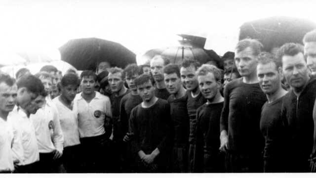 Wenn Fritz Frerichs die Mannschaften vor dem Spiel fotografierte, wähle er gern die Aufstellung in V-Form. In den dunklen Hemden ist hier das Team des SC Nordenham zu sehen. In der ersten Reihe stehen (von rechts) Ewald Buller (4.), Horst Emmert (5.), Reinhard Tietzmann (7.) und Bodo Emmert (11.).