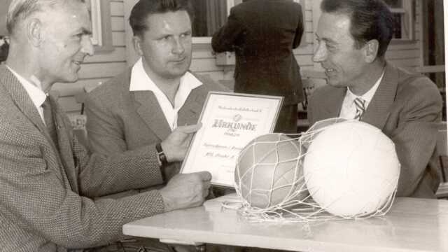 Der Fußball hatte auch zu Fritz Frerichs' Zeiten Funktionärstreffen und feierliche Übergaben von Urkunden. Dieses Foto entstand an der Strandhalle in Nordenham.