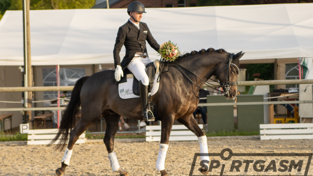 Das Sportgasm Team Gratuliert den Sieger der S* Dressur Prüfung in Ovelgönne Eike Bewerungen vom Jader RC . Eike gewann die schwere Dressurprüfung mit 69,365 % Alles andere vom Turnier kommt die Tage als zusammenfassung von Kerstin und Thomas ,